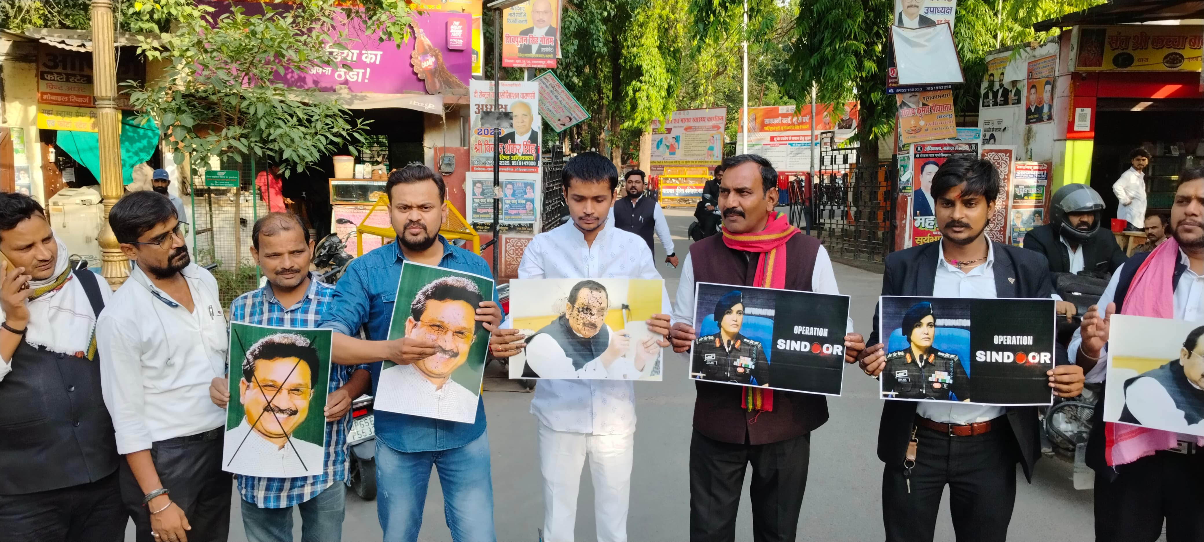 कर्नल सोफिया कुरैशी पर विवादित बयान देने वाले मंत्री के पोस्टर पर कालिख पोता कर्नल सोफिया कुरैशी पर विवादित बयान देने वाले मंत्री के पोस्टर पर कालिख पोता