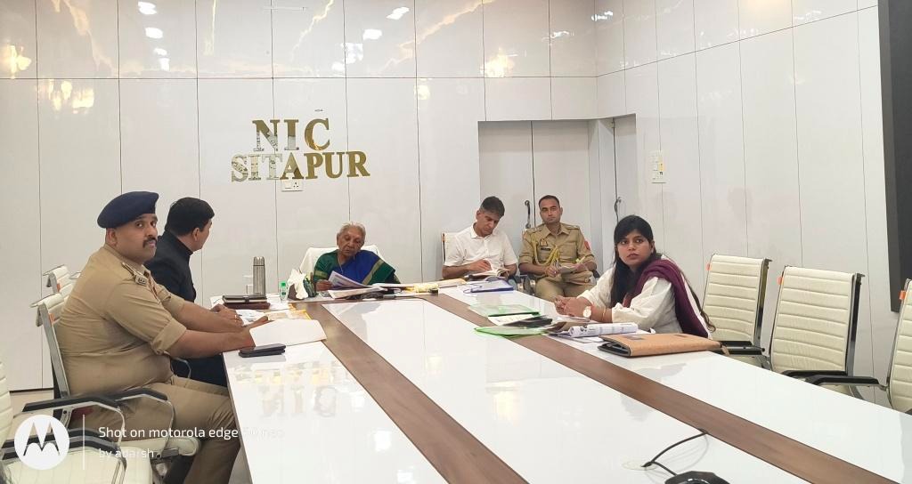 अधिकारियों के साथ समीक्षा बैठक अधिकारियों के साथ समीक्षा बैठक