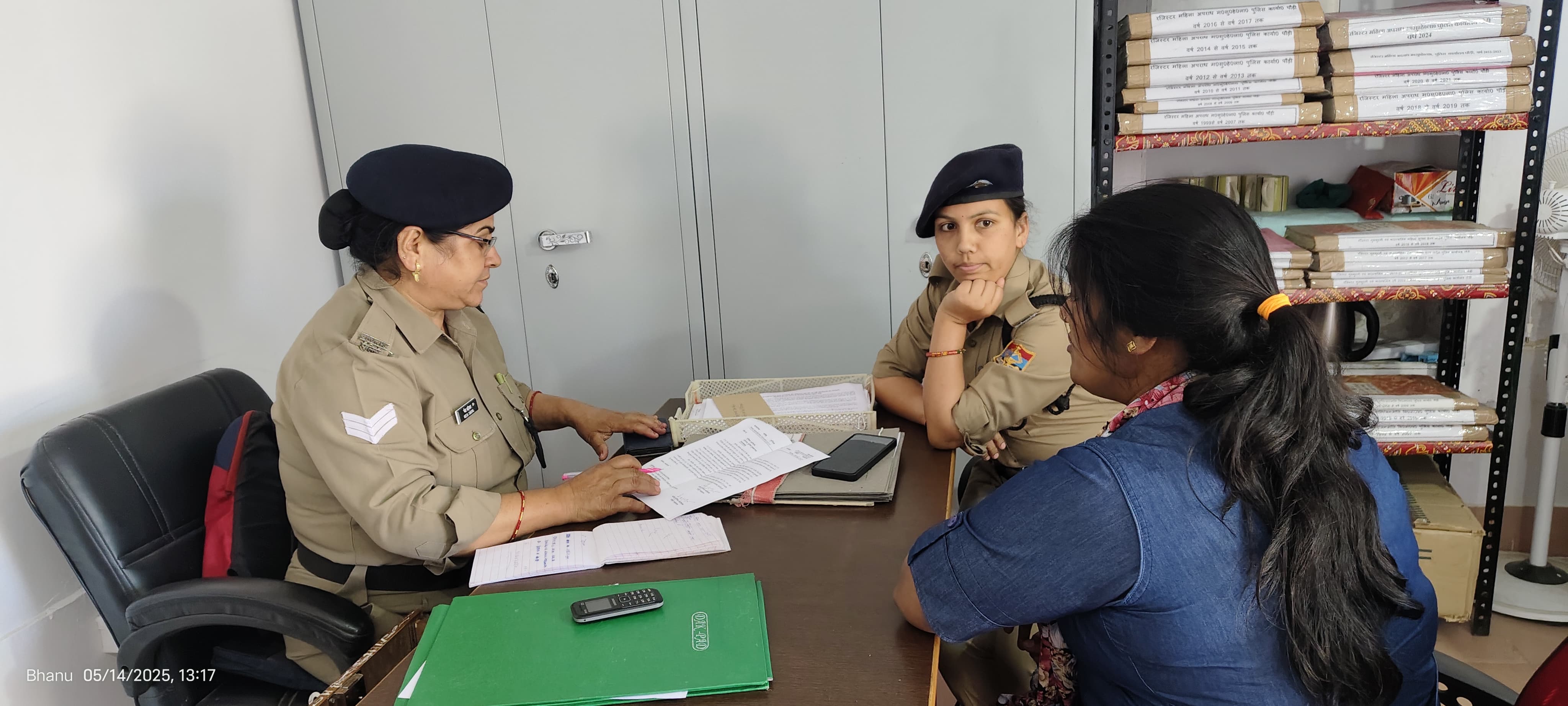 पौड़ी में काउंसलिंग करती महिला पुलिस टीम पौड़ी में काउंसलिंग करती महिला पुलिस टीम