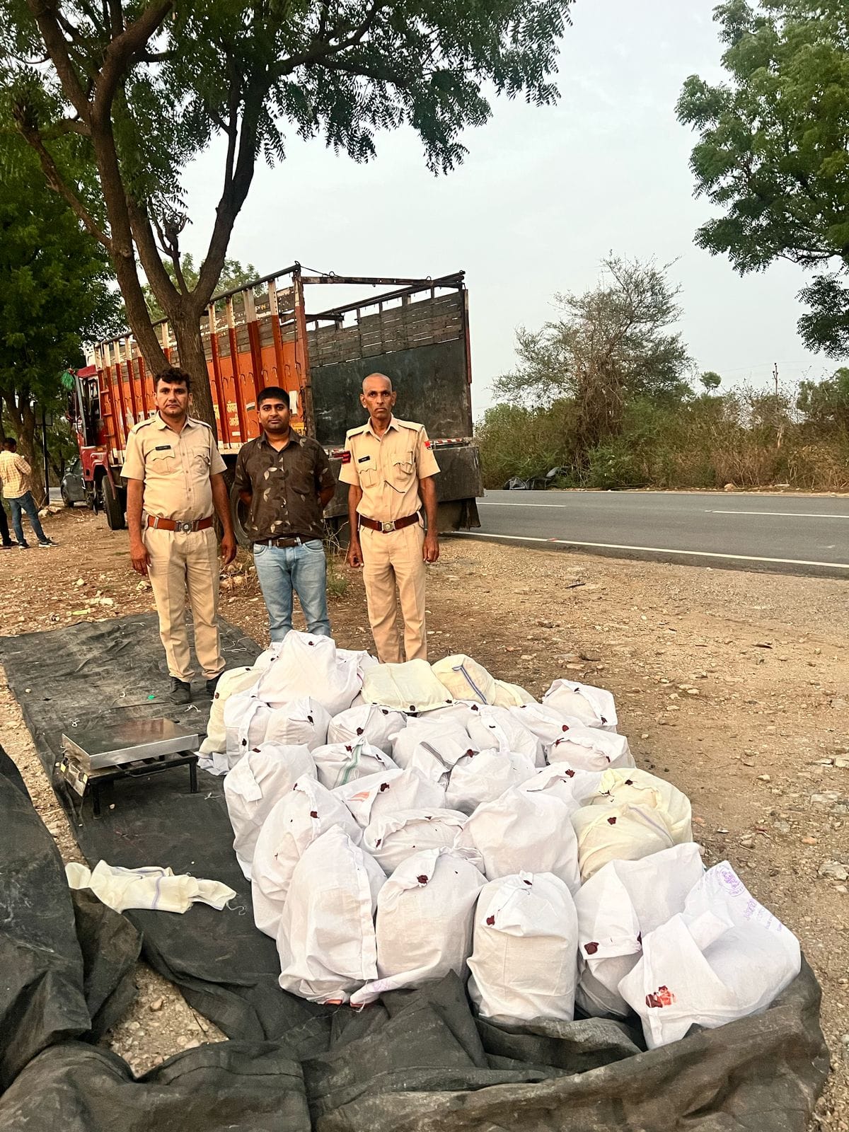 एन्टी गैंगस्टर टास्क फोर्स की बड़ी कार्रवाई : ट्रक कन्टेनर में तस्करी कर लाई जा रही नशे की बड़ी खेप पकड़ाई एन्टी गैंगस्टर टास्क फोर्स की बड़ी कार्रवाई : ट्रक कन्टेनर में तस्करी कर लाई जा रही नशे की बड़ी खेप पकड़ाई