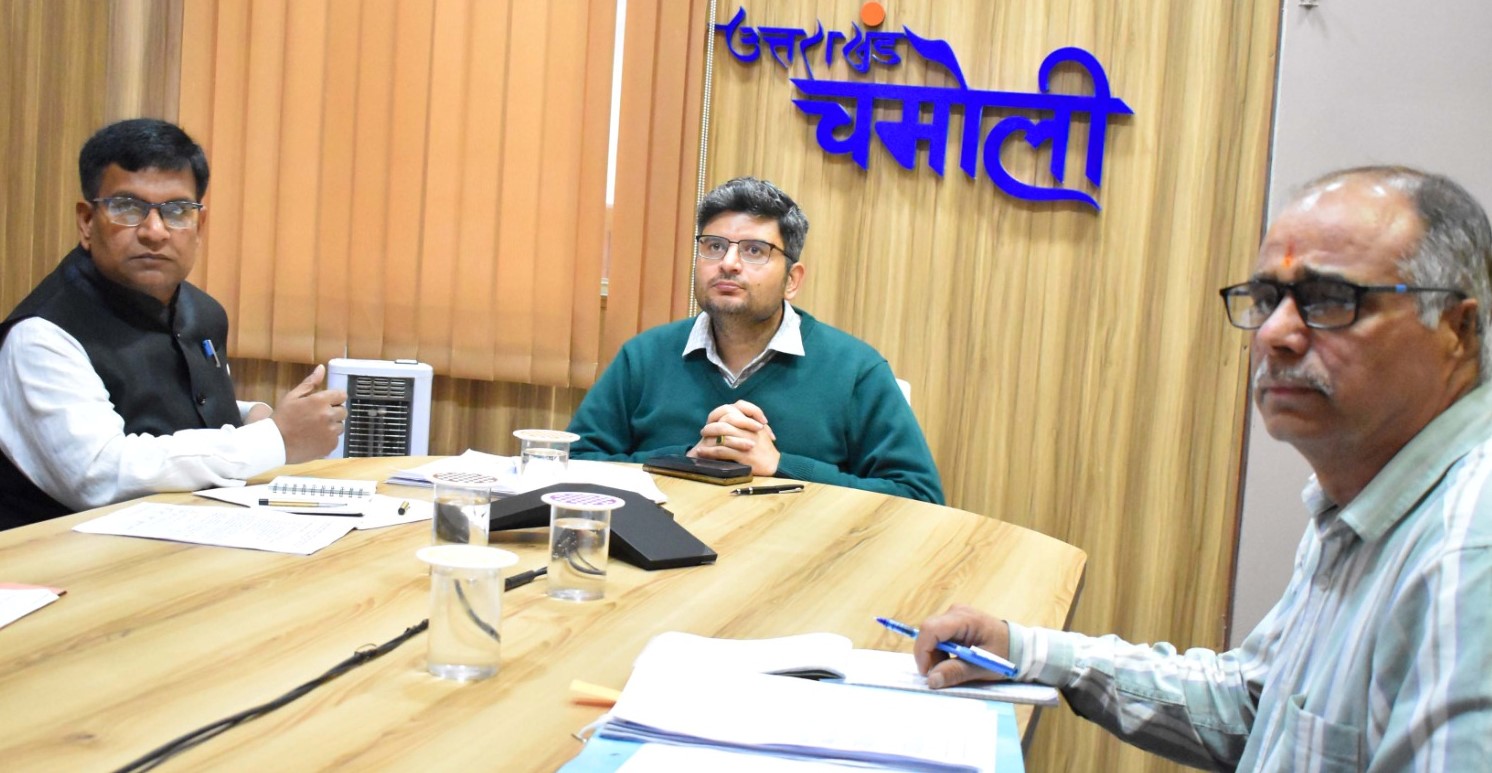 गोपेश्वर में बीएसएनएल की समीक्षा बैठक में डीएम व अन्य। गोपेश्वर में बीएसएनएल की समीक्षा बैठक में डीएम व अन्य।