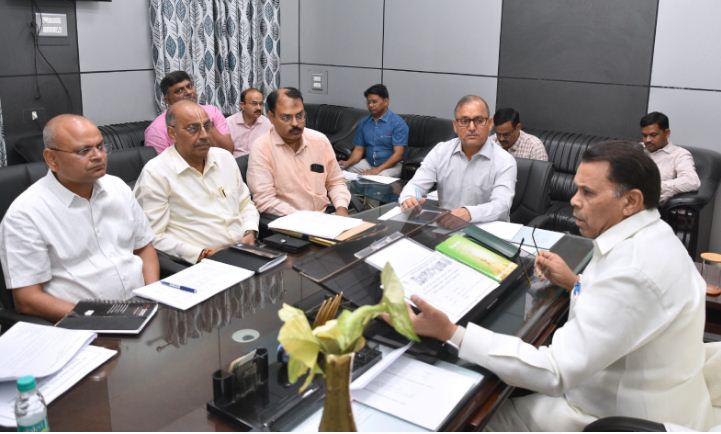 विभागीय समीक्षा बैठक करते मंत्री नरेन्द्र कश्यप विभागीय समीक्षा बैठक करते मंत्री नरेन्द्र कश्यप