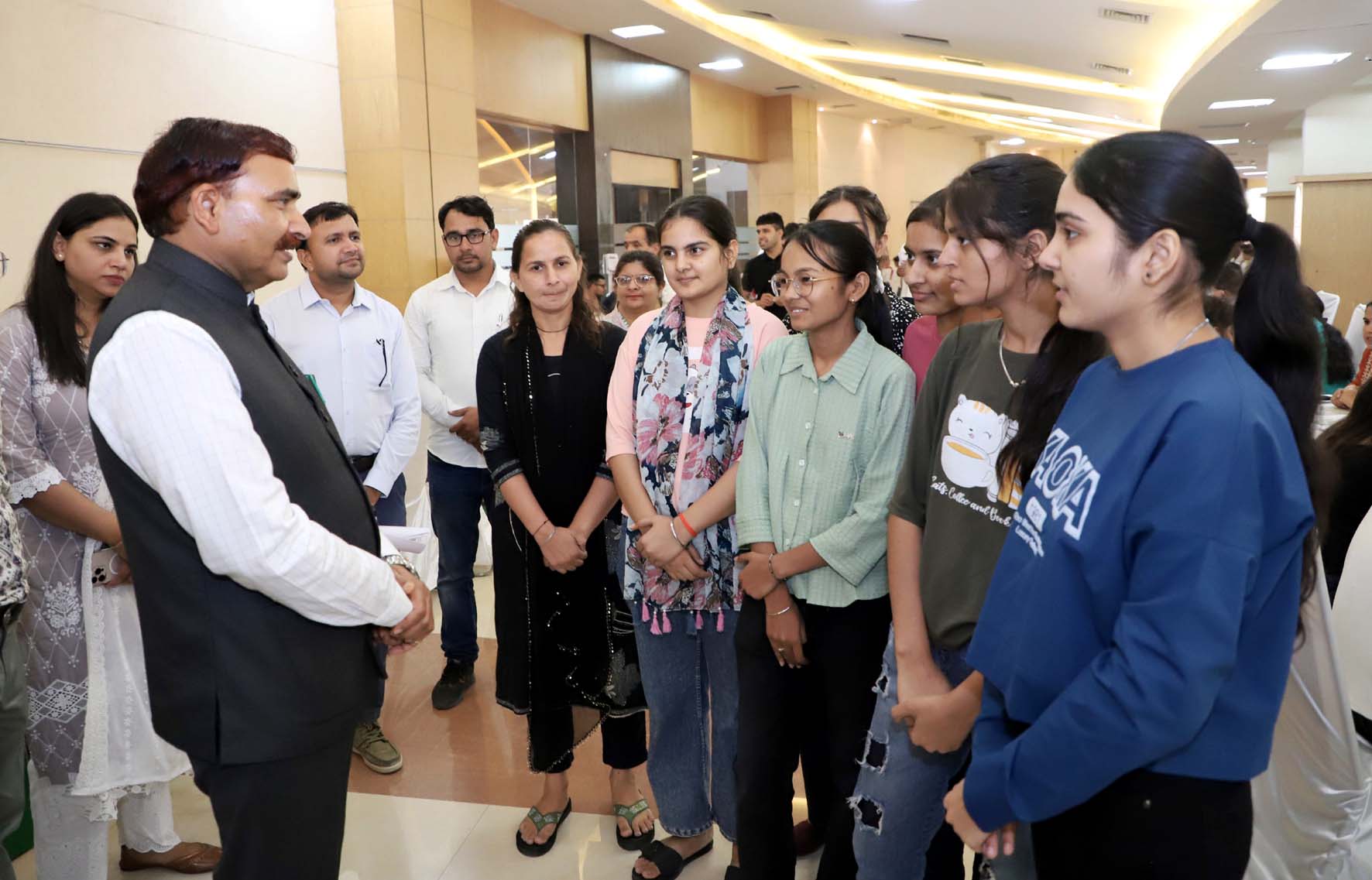 करियर काउंसलिंग कार्यशाला में विद्यार्थियों से सीधा संवाद करते कुलपति प्रो. नरसी राम बिश्नोई। करियर काउंसलिंग कार्यशाला में विद्यार्थियों से सीधा संवाद करते कुलपति प्रो. नरसी राम बिश्नोई।