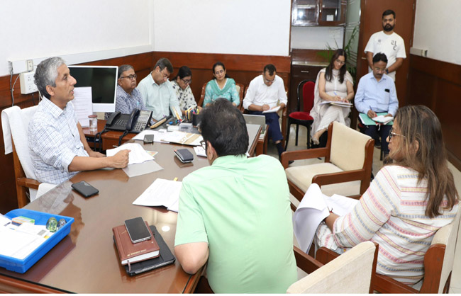 स्वास्थ्य विभाग के अतिरिक्त मुख्य सचिव अधिकारियों की बैठक लेते हुए स्वास्थ्य विभाग के अतिरिक्त मुख्य सचिव अधिकारियों की बैठक लेते हुए