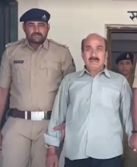श्वान मालिक दिलीप पटेल काे गिरफ्तार कर ले जाती पुलिस। श्वान मालिक दिलीप पटेल काे गिरफ्तार कर ले जाती पुलिस।