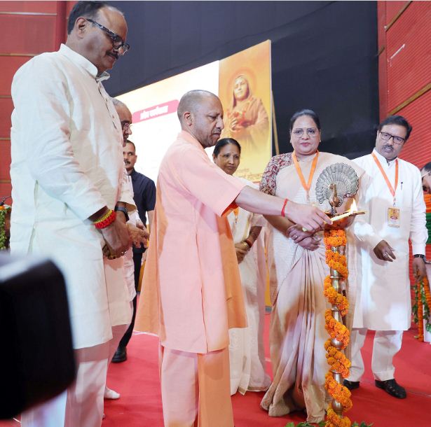 कार्यशाला का शुभारम्भ करते मुख्यमंत्री योगी आदित्यनाथ