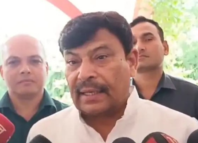 पत्रकारों से वार्ता करते वन मंत्री पत्रकारों से वार्ता करते वन मंत्री