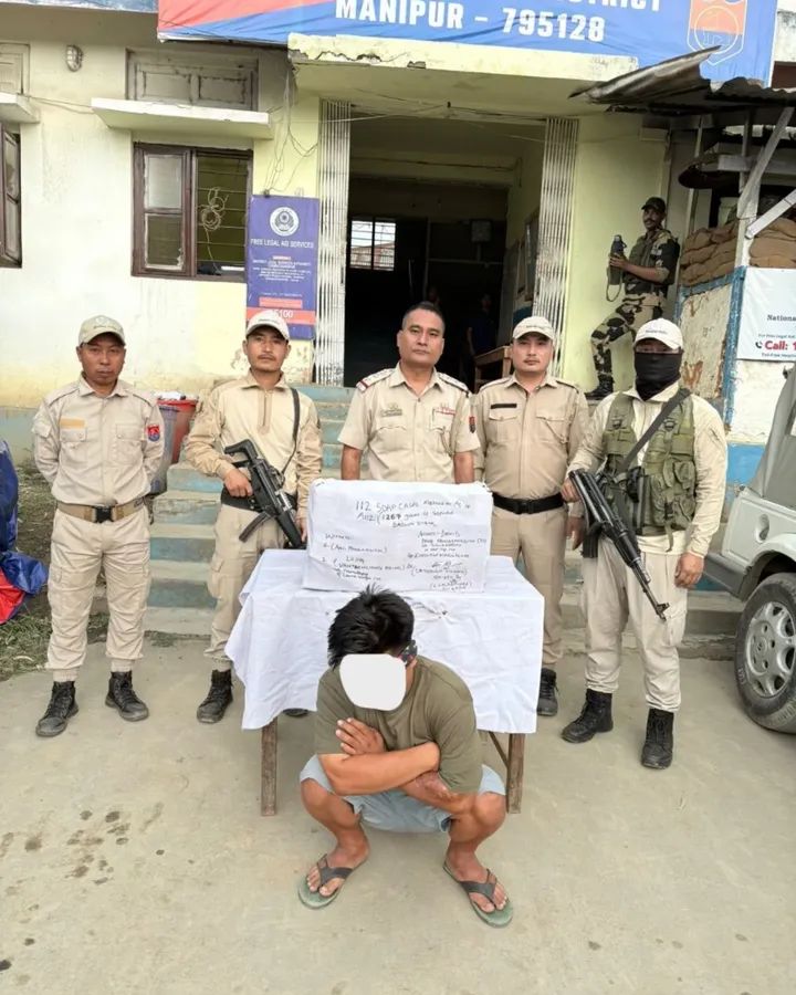 मणिपुर पुलिस ने ब्राउन शुगर और कोडीन सिरप के साथ गिरफ्तार दो लोगों की तस्वीर।