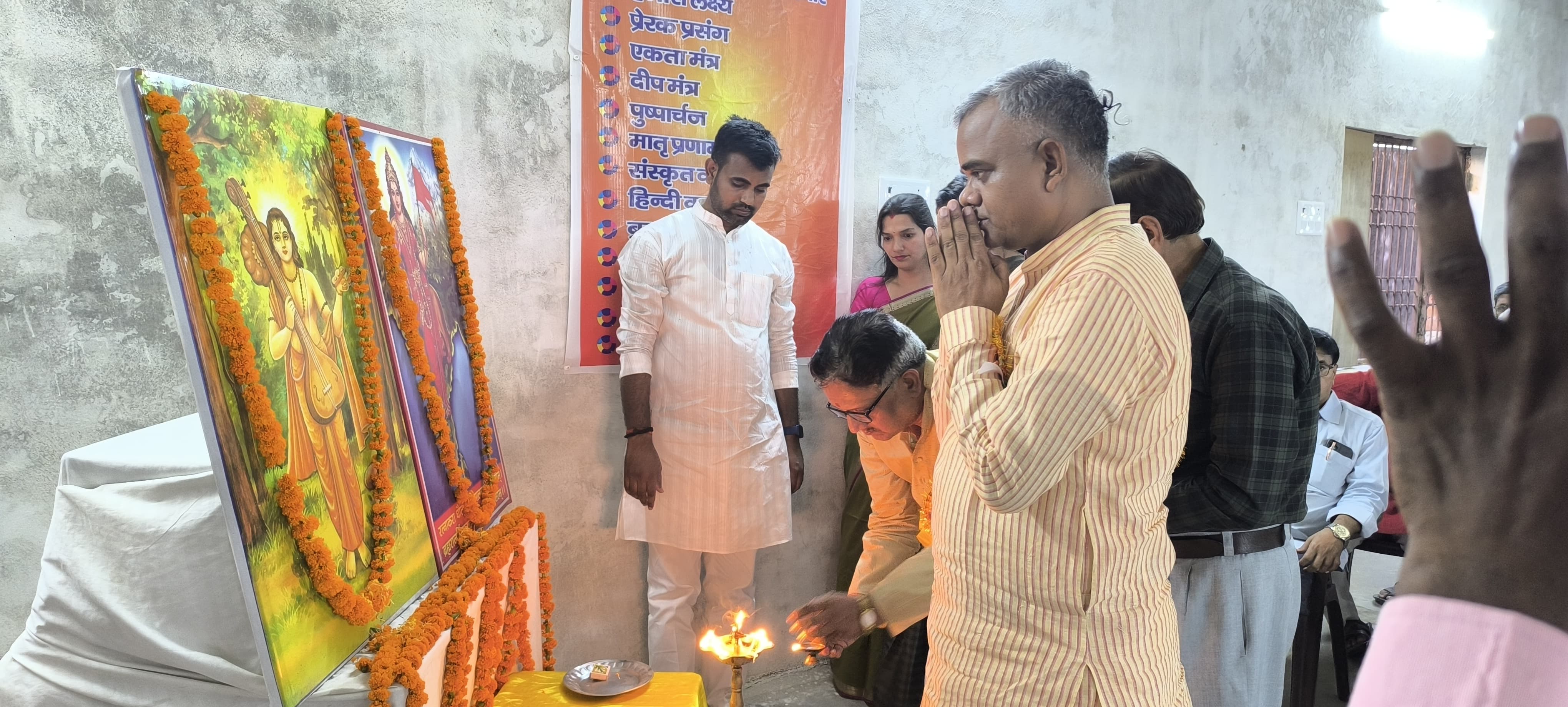 नारद जयंती कार्यक्रम का शुभारम्भ करते रमेश जी नारद जयंती कार्यक्रम का शुभारम्भ करते रमेश जी