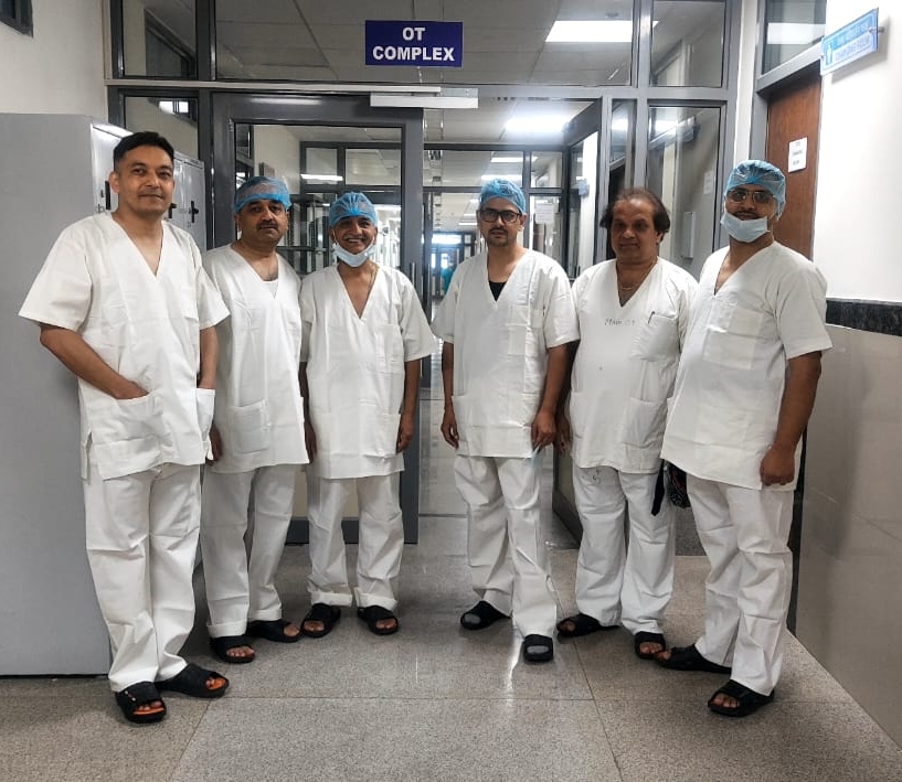 ऑपरेशन करने वाले डॉक्टरों की टीम ऑपरेशन करने वाले डॉक्टरों की टीम