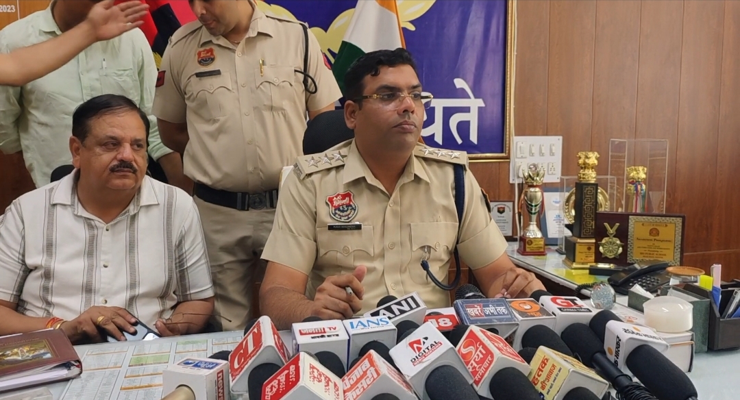 पत्रकारों से बातचीत करते डीएसपी पत्रकारों से बातचीत करते डीएसपी
