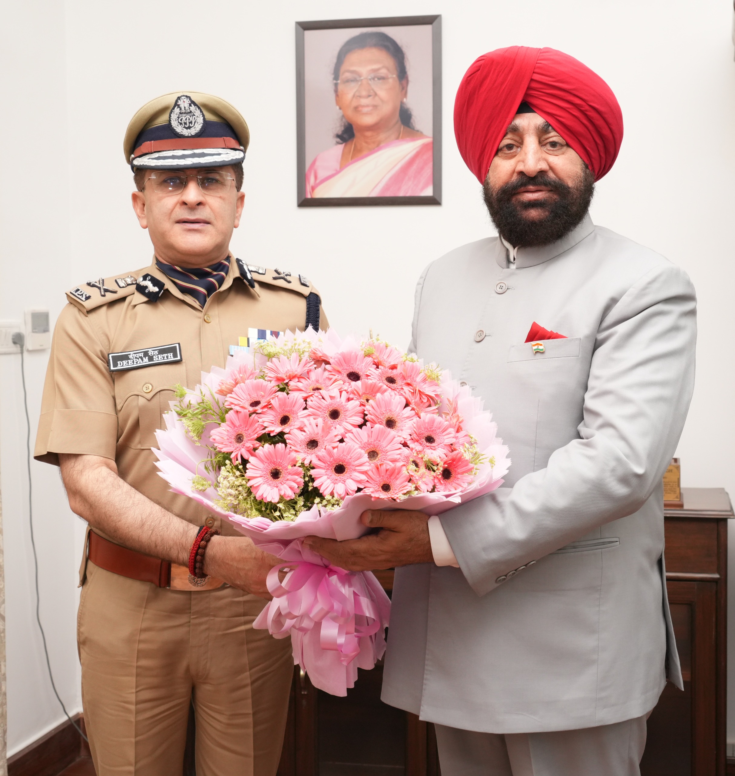 डीजीपी राजभवन में राज्यपाल लेफ्टिनेंट जनरल गुरमीत सिंह (से.नि.) से शिष्टाचार भेंट करते। डीजीपी राजभवन में राज्यपाल लेफ्टिनेंट जनरल गुरमीत सिंह (से.नि.) से शिष्टाचार भेंट करते।