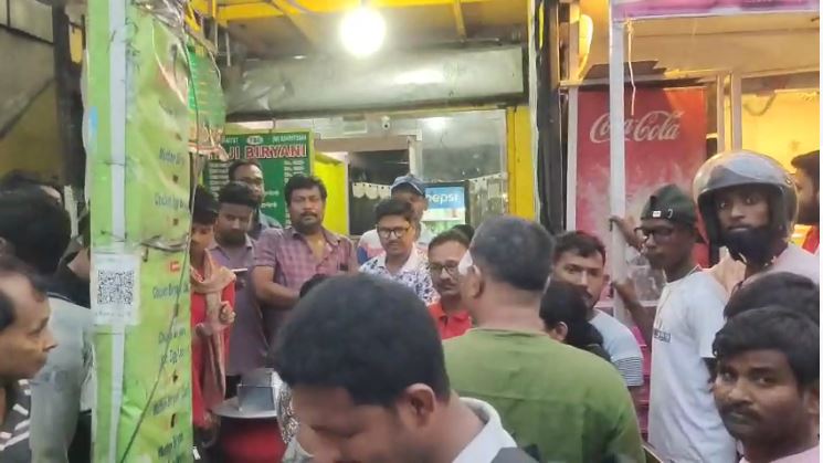 बिरयानी के मांस में निकले कीड़े से मचा हड़कंप बिरयानी के मांस में निकले कीड़े से मचा हड़कंप