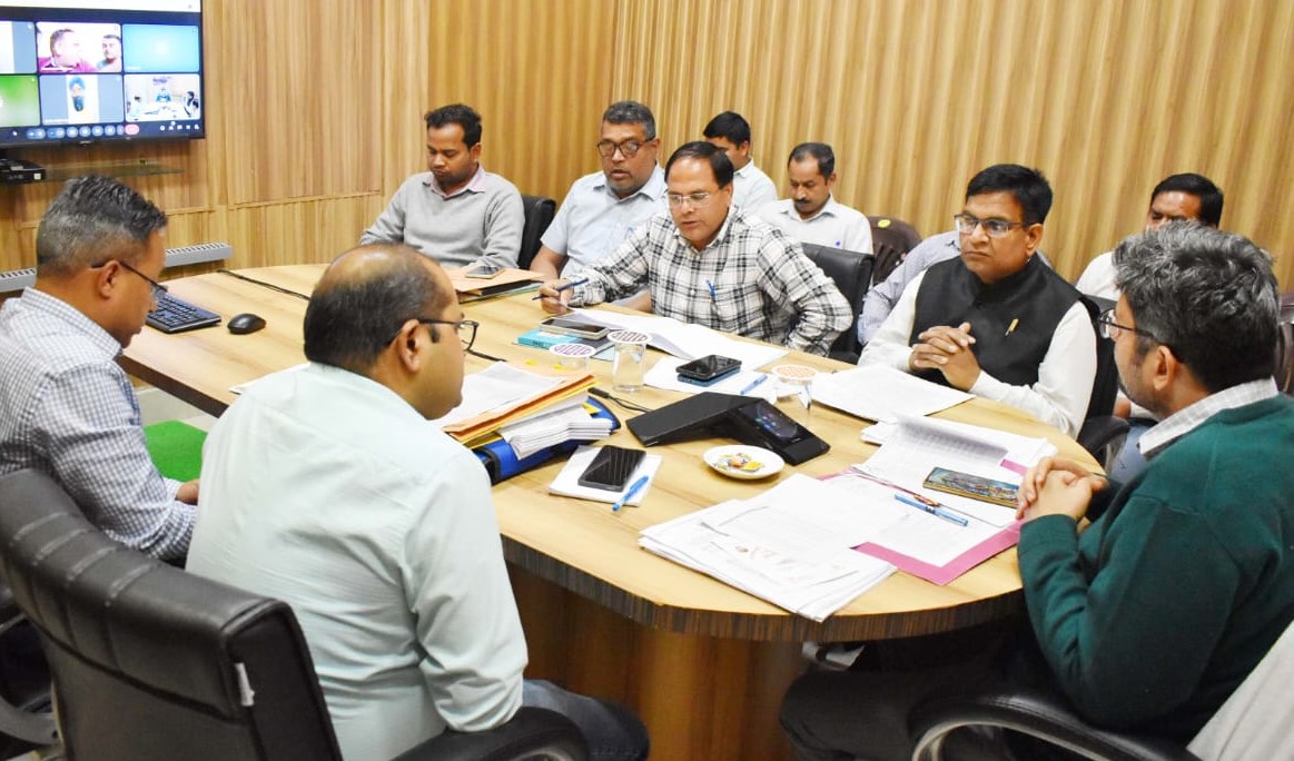गोपेश्वर में अधिकारियों की बैठक लेते हुए डीएम। गोपेश्वर में अधिकारियों की बैठक लेते हुए डीएम।