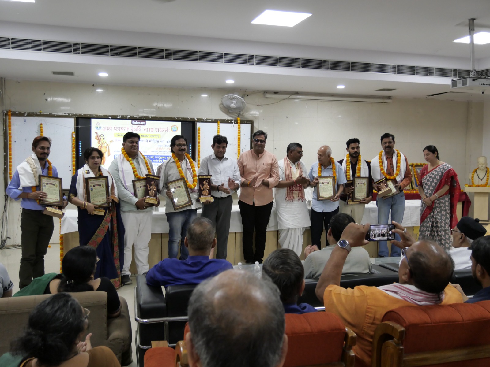 अतिथियों के साथ सम्मानित पत्रकार अतिथियों के साथ सम्मानित पत्रकार