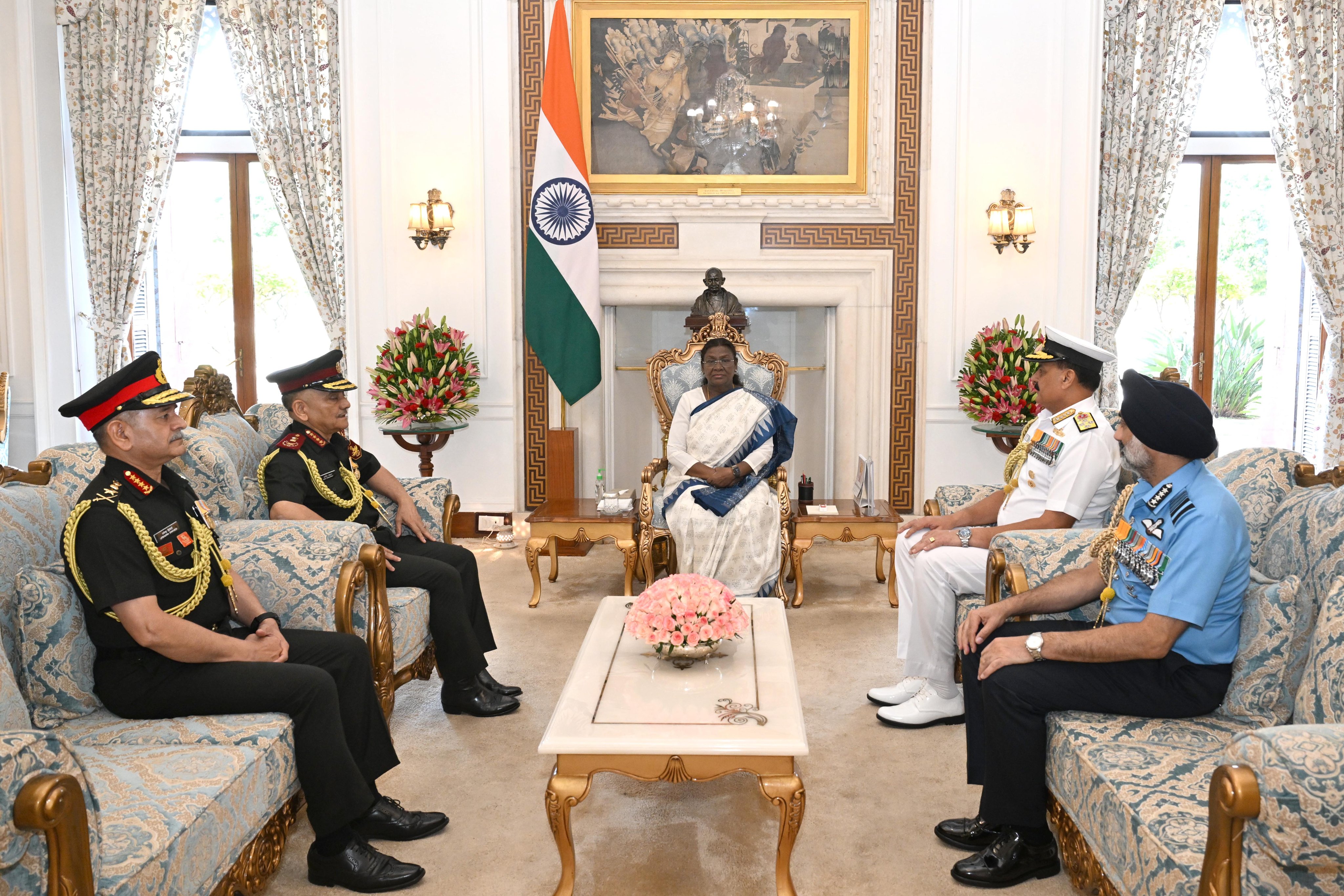 सीडीएस और तीनों सेना प्रमुख राष्ट्रपति द्रोपदी मुर्मु के साथ सीडीएस और तीनों सेना प्रमुख राष्ट्रपति द्रोपदी मुर्मु के साथ