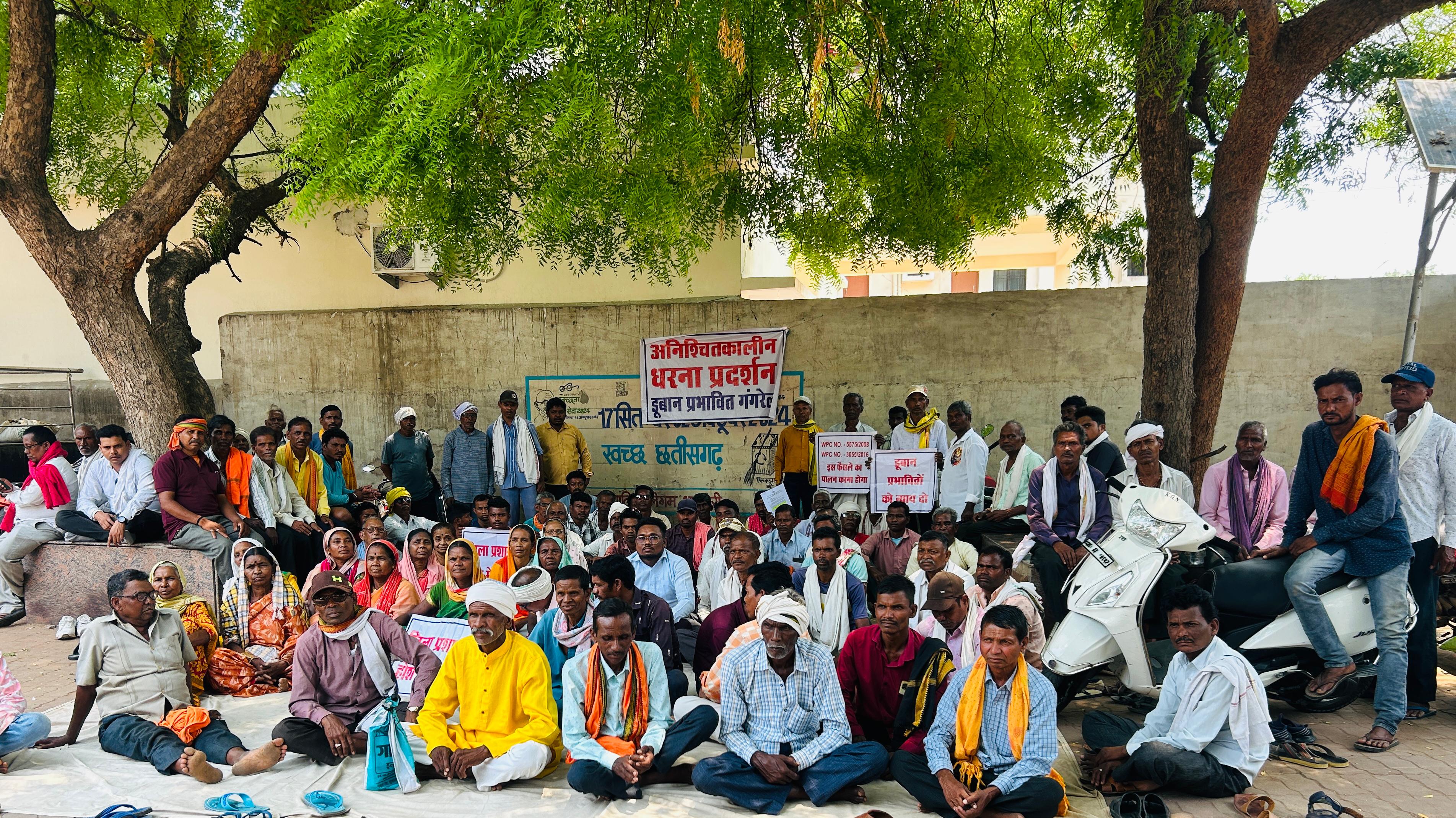 गांधी चौक मैदान में खाना बनाने की सामग्री लेकर परिवार समेत बैठे प्रदर्शनकारी। गांधी चौक मैदान में खाना बनाने की सामग्री लेकर परिवार समेत बैठे प्रदर्शनकारी।
