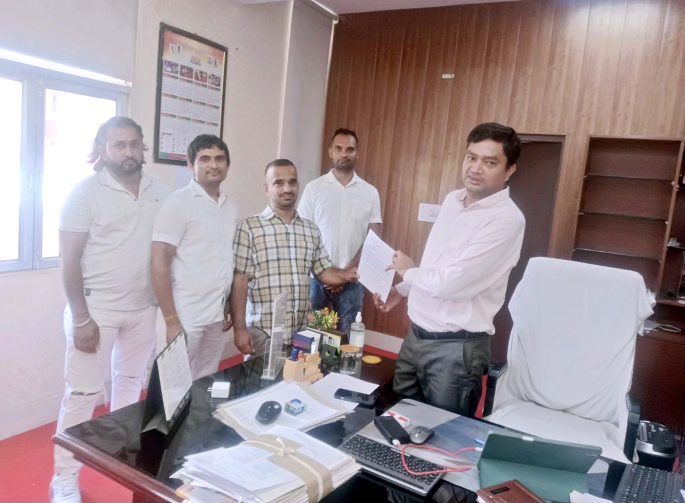 नगराधीश को ज्ञापन सौंपते हुए इनसो कार्यकर्ता। नगराधीश को ज्ञापन सौंपते हुए इनसो कार्यकर्ता।