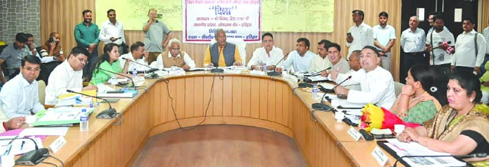 दिशा की बैठक लेते सांसद त्रिवेन्द्र सिंह रावत दिशा की बैठक लेते सांसद त्रिवेन्द्र सिंह रावत