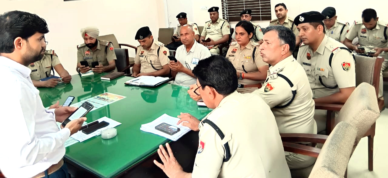 पुलिस कर्मचारियों को ई डार ऐप की जानकारी देते मैनेजर संजय। पुलिस कर्मचारियों को ई डार ऐप की जानकारी देते मैनेजर संजय।