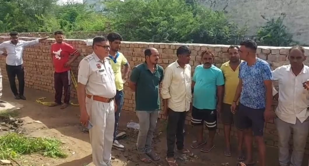 गांव बोहर में हादसे के बाद मौके पर एकत्रित ग्रामीण गांव बोहर में हादसे के बाद मौके पर एकत्रित ग्रामीण