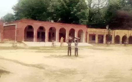 स्कूल में गड्ढों में मिट्टी डालते हुए बच्चे। स्कूल में गड्ढों में मिट्टी डालते हुए बच्चे।