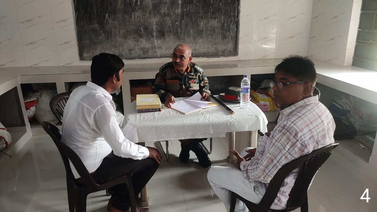 निरीक्षण करते समादेशी अधिकारी निरीक्षण करते समादेशी अधिकारी
