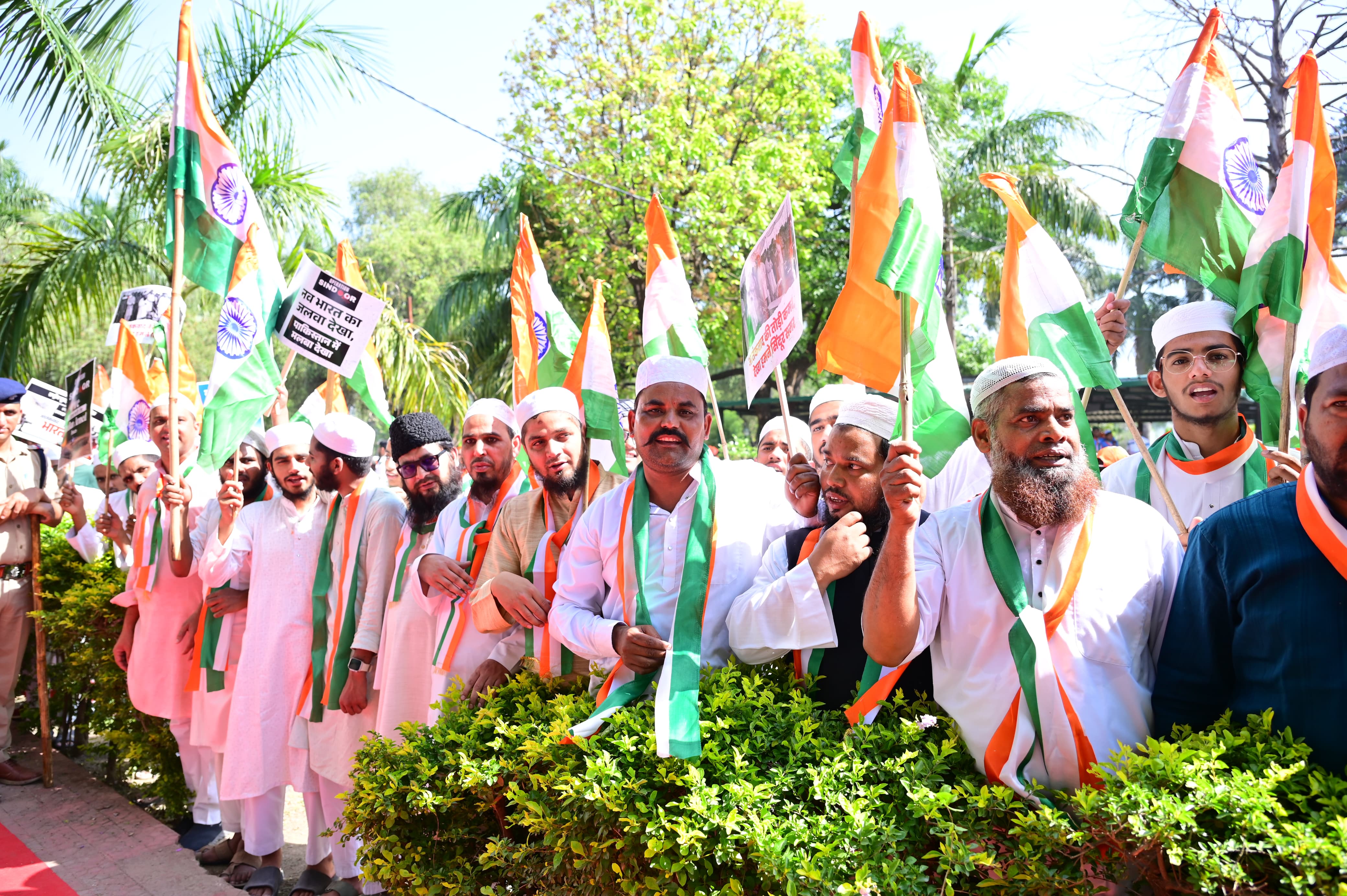 देहरादून में तिरंगा सम्मान यात्रा। देहरादून में तिरंगा सम्मान यात्रा।