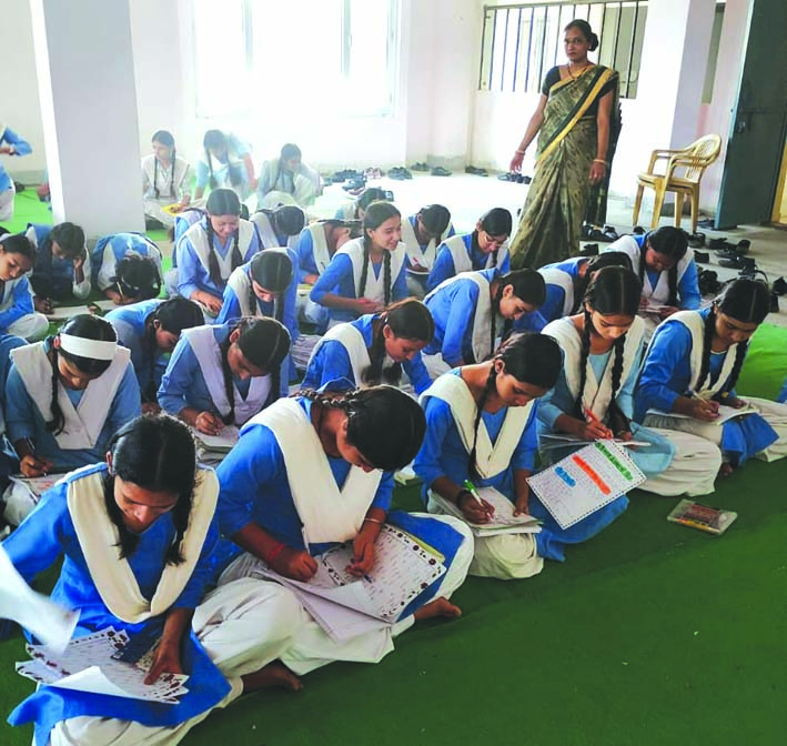प्रतियोगिता में प्रतिभाग करती छात्राएं प्रतियोगिता में प्रतिभाग करती छात्राएं