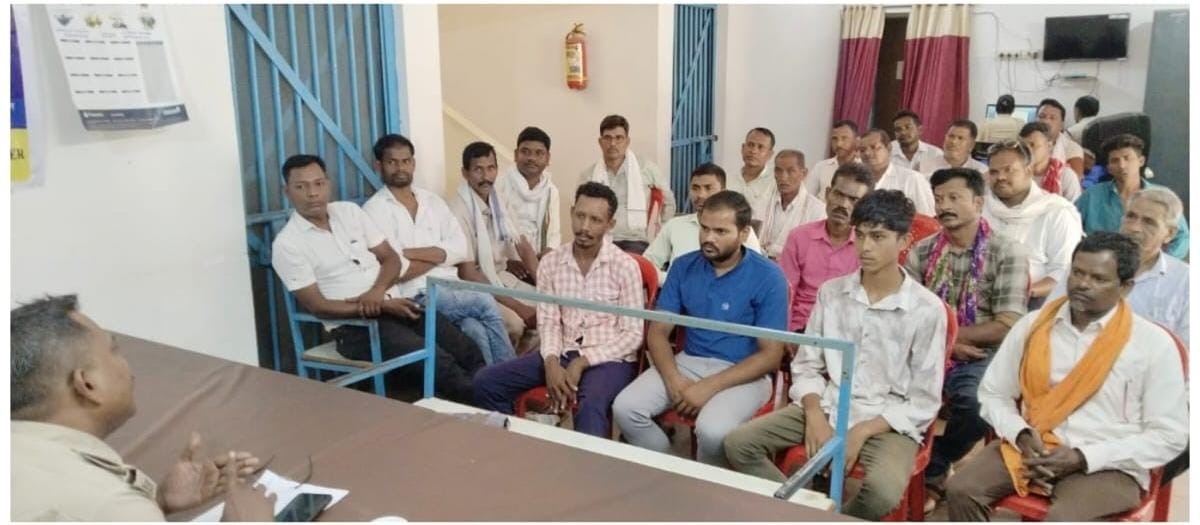 वाहन मालिकों की बैठक लेते हुए पुलिस अधिकारी। वाहन मालिकों की बैठक लेते हुए पुलिस अधिकारी।