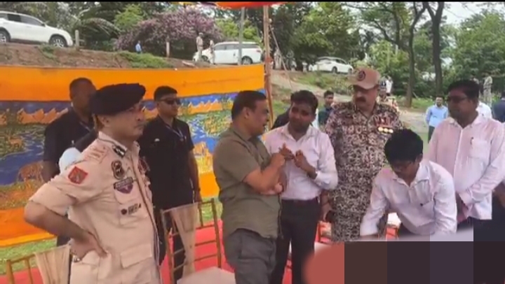 असम पुलिस की 10वीं बटालियन के लिए अत्याधुनिक प्रशिक्षण केंद्र के स्थल का निरीक्षण करते हुए मुख्यमंत्री डॉ हिमंत बिस्व सरमा। असम पुलिस की 10वीं बटालियन के लिए अत्याधुनिक प्रशिक्षण केंद्र के स्थल का निरीक्षण करते हुए मुख्यमंत्री डॉ हिमंत बिस्व सरमा।
