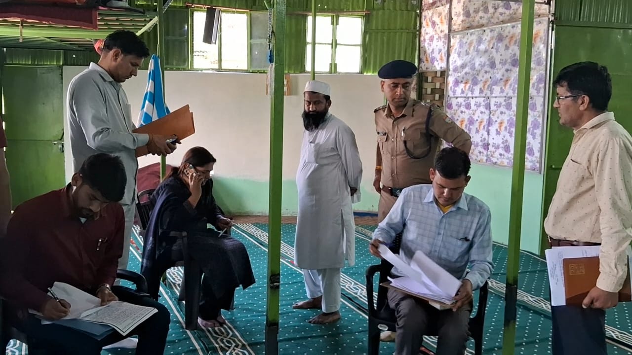 पौड़ी में अवैध मदरसे को सीरीज करते हुए जिला प्रशासन पौड़ी में अवैध मदरसे को सीरीज करते हुए जिला प्रशासन