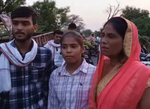 पीड़ित आपबीती सुनाते हुए