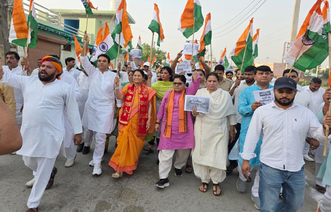 सोनीपत: राष्ट्रीय सुरक्षा के लिए महिलाएं बैनर तले सिंदूर यात्रा सोनीपत: राष्ट्रीय सुरक्षा के लिए महिलाएं बैनर तले सिंदूर यात्रा