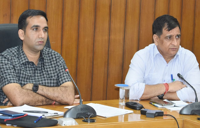सोनीपत: उपायुक्त   डॉ. मनोज कुमार बैठक में संबोधित करते हुए।