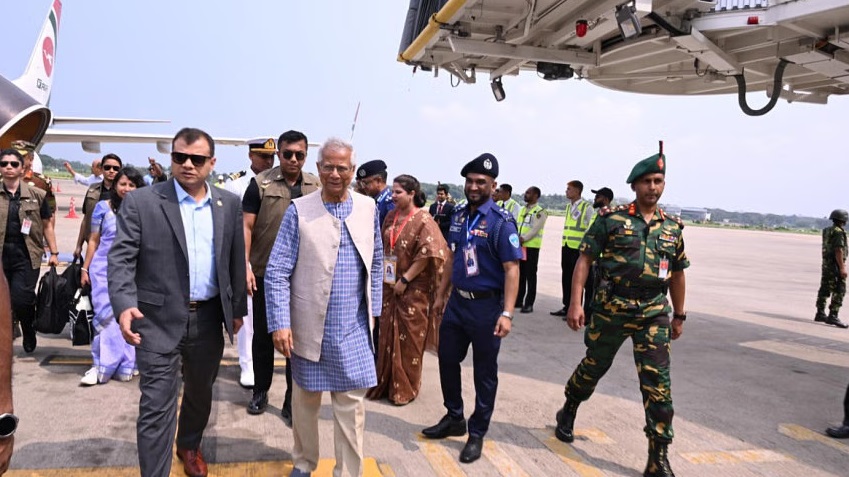 मुख्य सलाहकार डॉ. मोहम्मद यूनुस अपने सहयोगियों के साथ चटगांव के शाह अमानत अंतरराष्ट्रीय हवाई अड्डे पर। मुख्य सलाहकार डॉ. मोहम्मद यूनुस अपने सहयोगियों के साथ चटगांव के शाह अमानत अंतरराष्ट्रीय हवाई अड्डे पर।