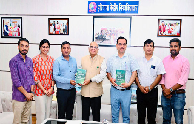 पुस्तक का विमोचन करते हुए कुलपति प्रो. टंकेशवर कुमार व अन्य। पुस्तक का विमोचन करते हुए कुलपति प्रो. टंकेशवर कुमार व अन्य।