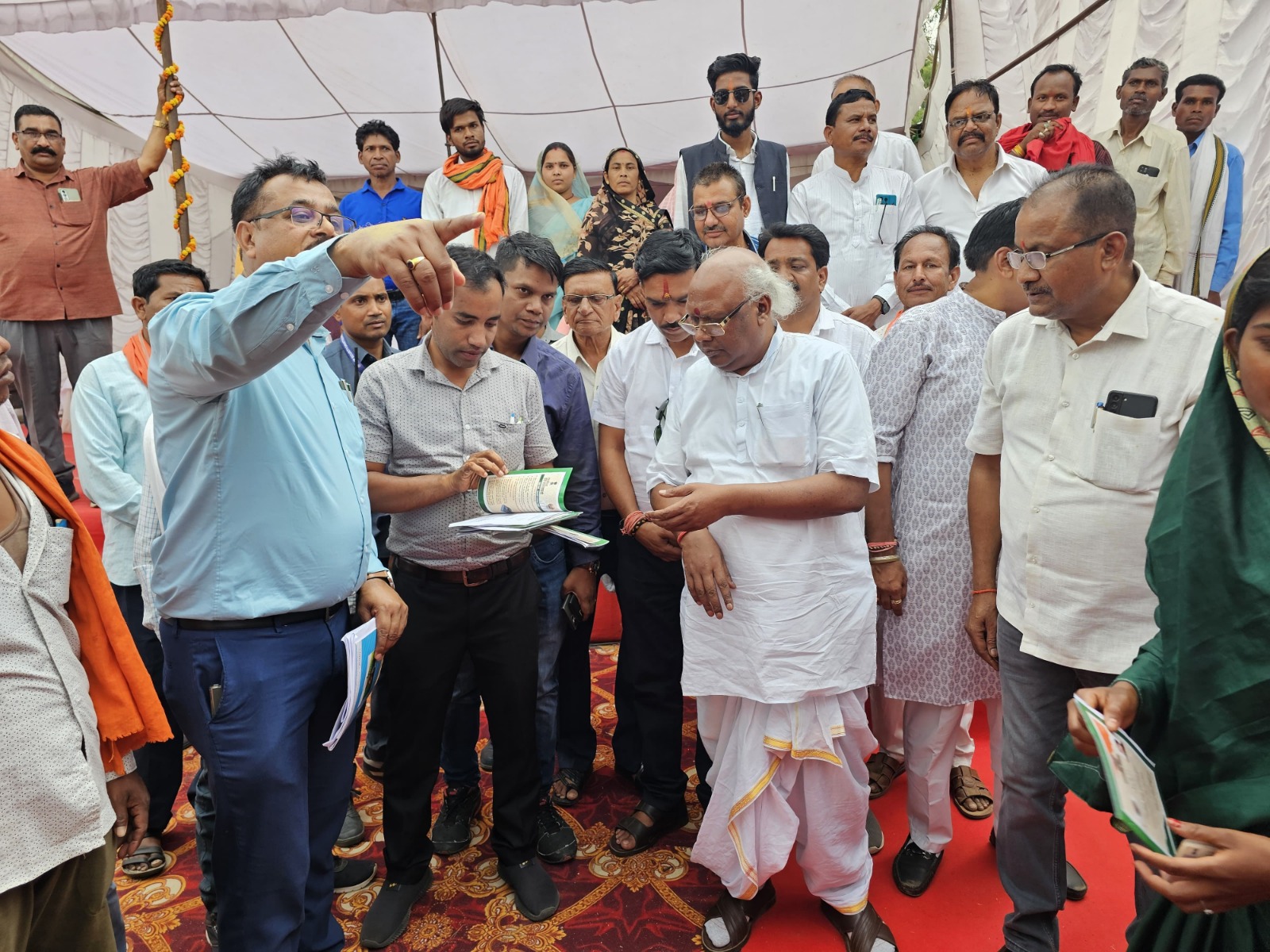 समाधान शिविर में सरगुजा सांसद हुए शामिल समाधान शिविर में सरगुजा सांसद हुए शामिल