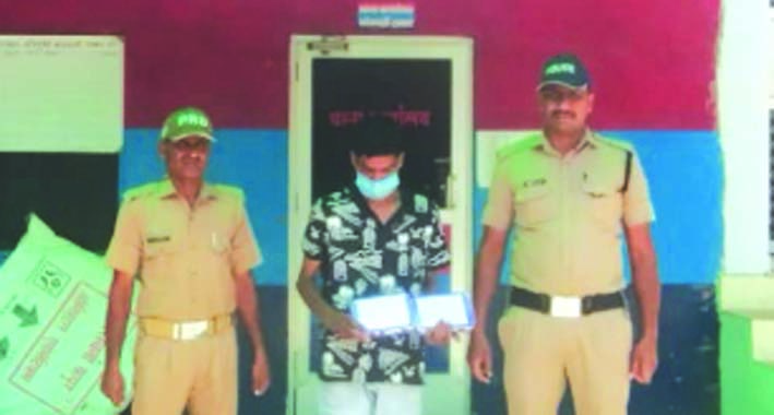 पुलिस की गिरफ्त में आरोपित पुलिस की गिरफ्त में आरोपित