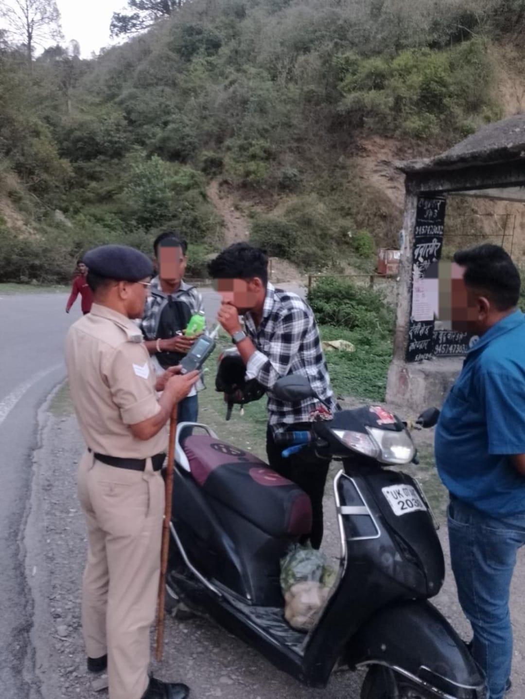 पौड़ी पुलिस लगातार नशे के खिलाफ चलानी कार्रवाई करते हुए पौड़ी पुलिस लगातार नशे के खिलाफ चलानी कार्रवाई करते हुए