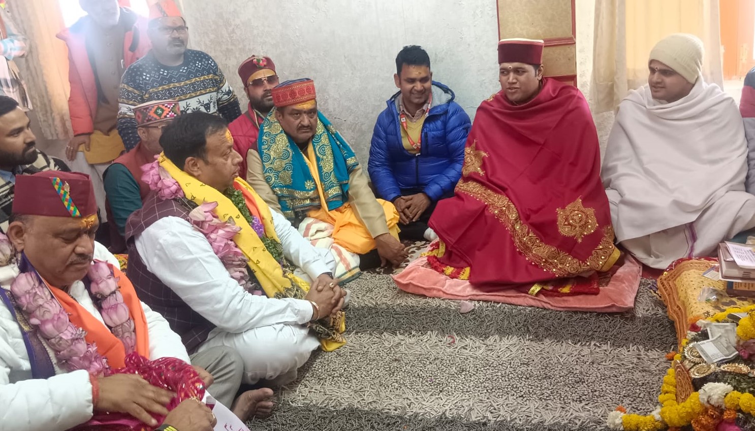 बदरीनाथा धाम में रावल का आशीर्वाद लेते हुए बीकेटीसी अध्यक्ष व अन्य।