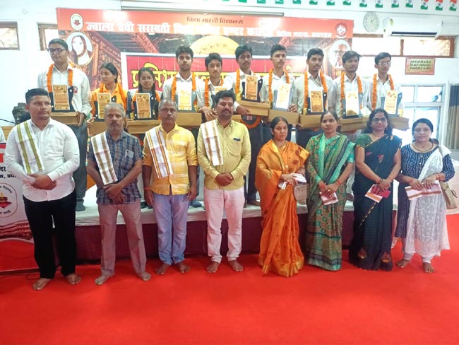 सम्मानित बच्चे व अभिभावक सम्मानित बच्चे व अभिभावक