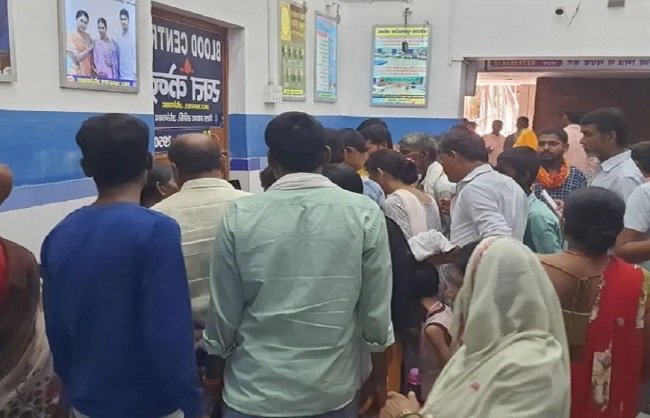 सदर अस्पताल औरंगाबाद में जहर खाई महिला के परिजन सदर अस्पताल औरंगाबाद में जहर खाई महिला के परिजन