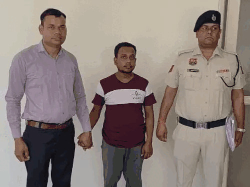 साइबर क्राइम पुलिस ठगी के गिरफ्तार आरोपियों के साथ। साइबर क्राइम पुलिस ठगी के गिरफ्तार आरोपियों के साथ।
