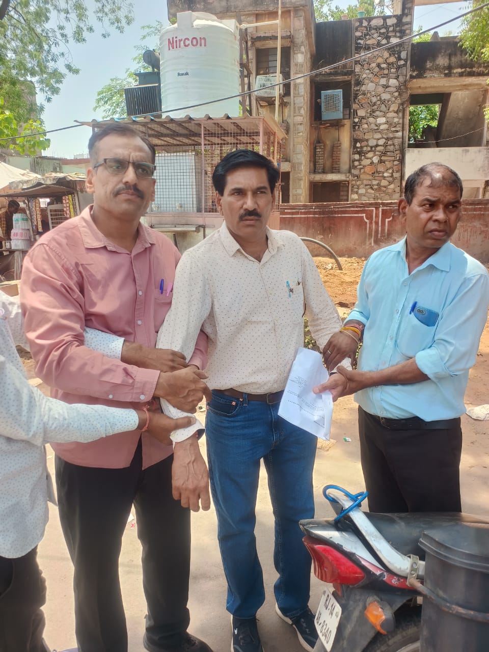 मुख्य ब्लॉक शिक्षा अधिकारी चार हजार रुपए की रिश्वत लेते गिरफ्तार मुख्य ब्लॉक शिक्षा अधिकारी चार हजार रुपए की रिश्वत लेते गिरफ्तार