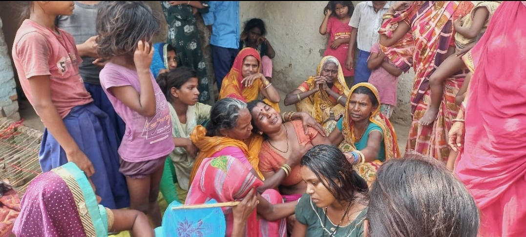 रोते बिलखते परिजन रोते बिलखते परिजन
