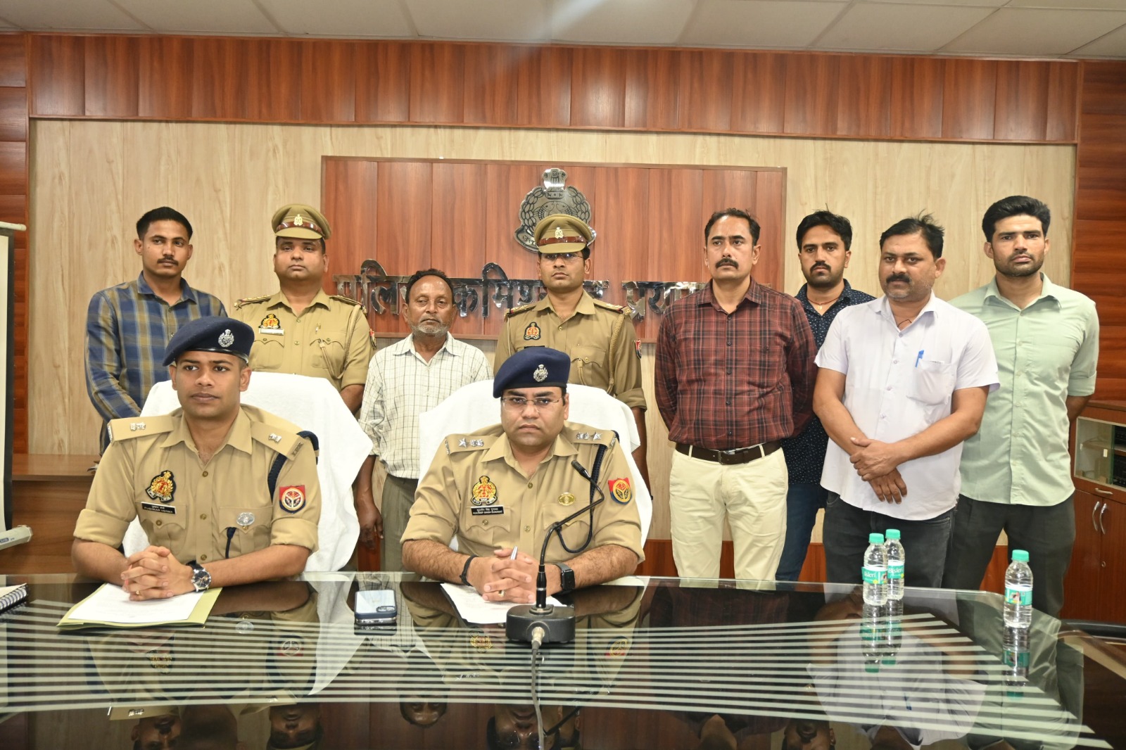 गिरफ्तार गांजा तस्कर एवं पुलिस अधिकारियों का छाया चित्र