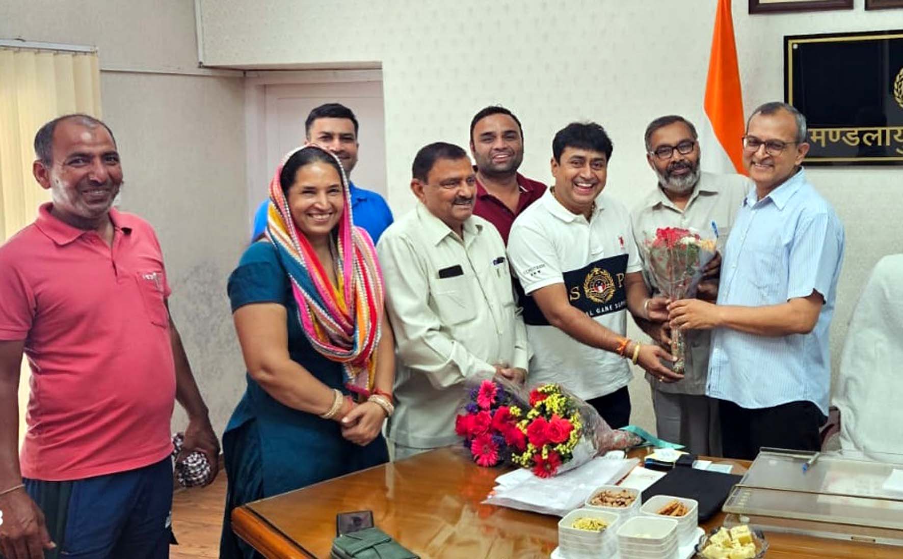 भगवान परशुराम जन सेवा समिति के सदस्य नये मंडलायुक्त अशोक गर्ग का स्वागत करते हुए। भगवान परशुराम जन सेवा समिति के सदस्य नये मंडलायुक्त अशोक गर्ग का स्वागत करते हुए।