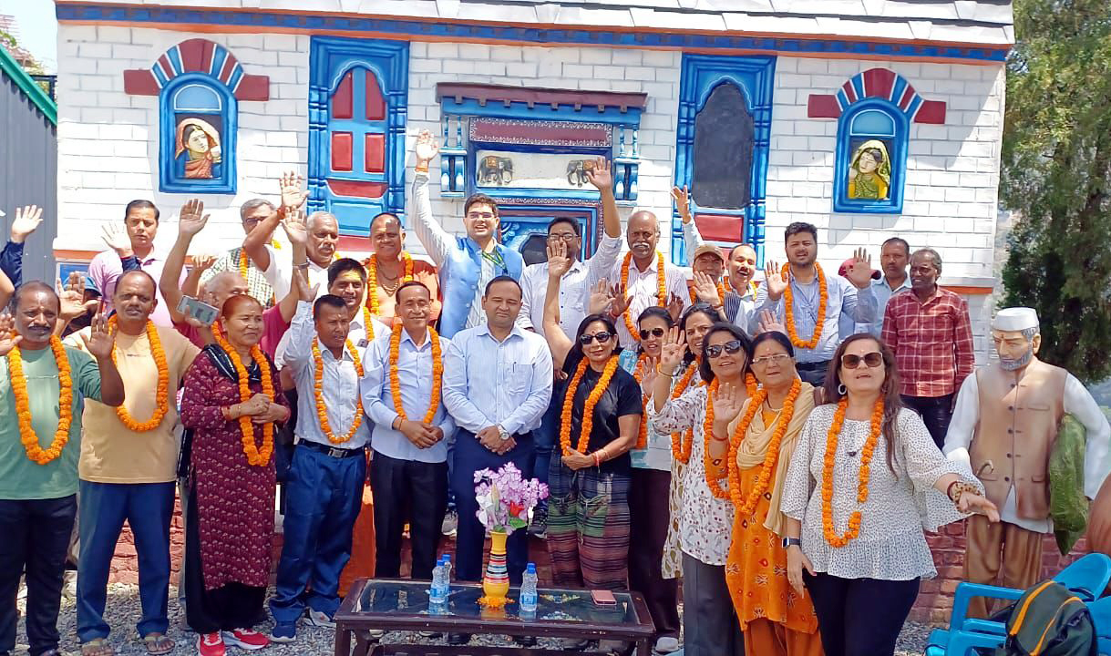 भीमताल से आदि कैलाश यात्रा के लिये तीर्थयात्रियों को रवाना करते केएमवीएन के प्रबंध निदेशक विनीत तोमर। भीमताल से आदि कैलाश यात्रा के लिये तीर्थयात्रियों को रवाना करते केएमवीएन के प्रबंध निदेशक विनीत तोमर।