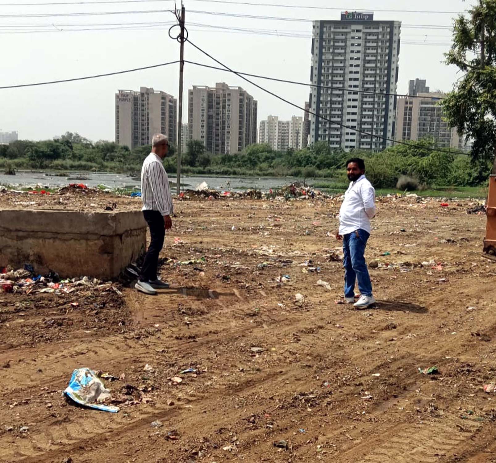 एसपीआर रोड सेक्टर-69 का दौरा करते नगर निगम के अधिकारी। एसपीआर रोड सेक्टर-69 का दौरा करते नगर निगम के अधिकारी।